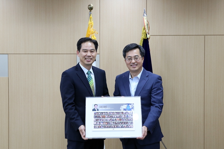 [16.10.13] ‘아주 유쾌한 반란 기금’ 기부 이삼구 해동산전 회장에 감사패